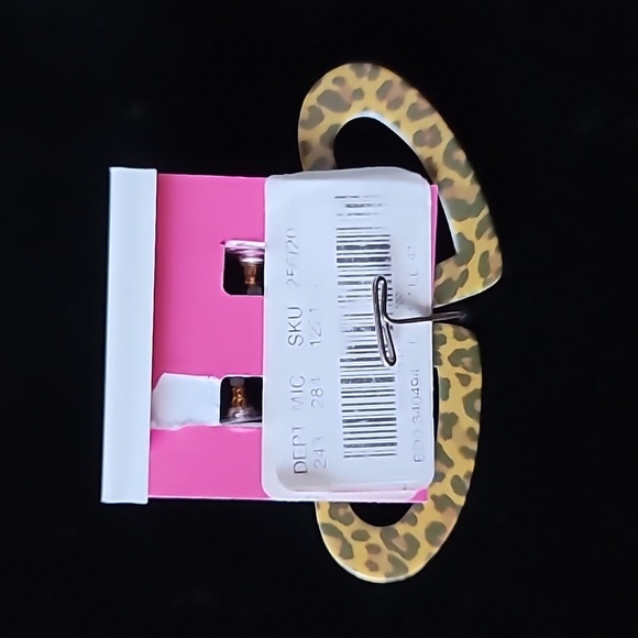 New! BETSEY JOHNSON Leaping Leopards Flat Lucite Heart Post Hoop Earrings. - Picture 5 of 6